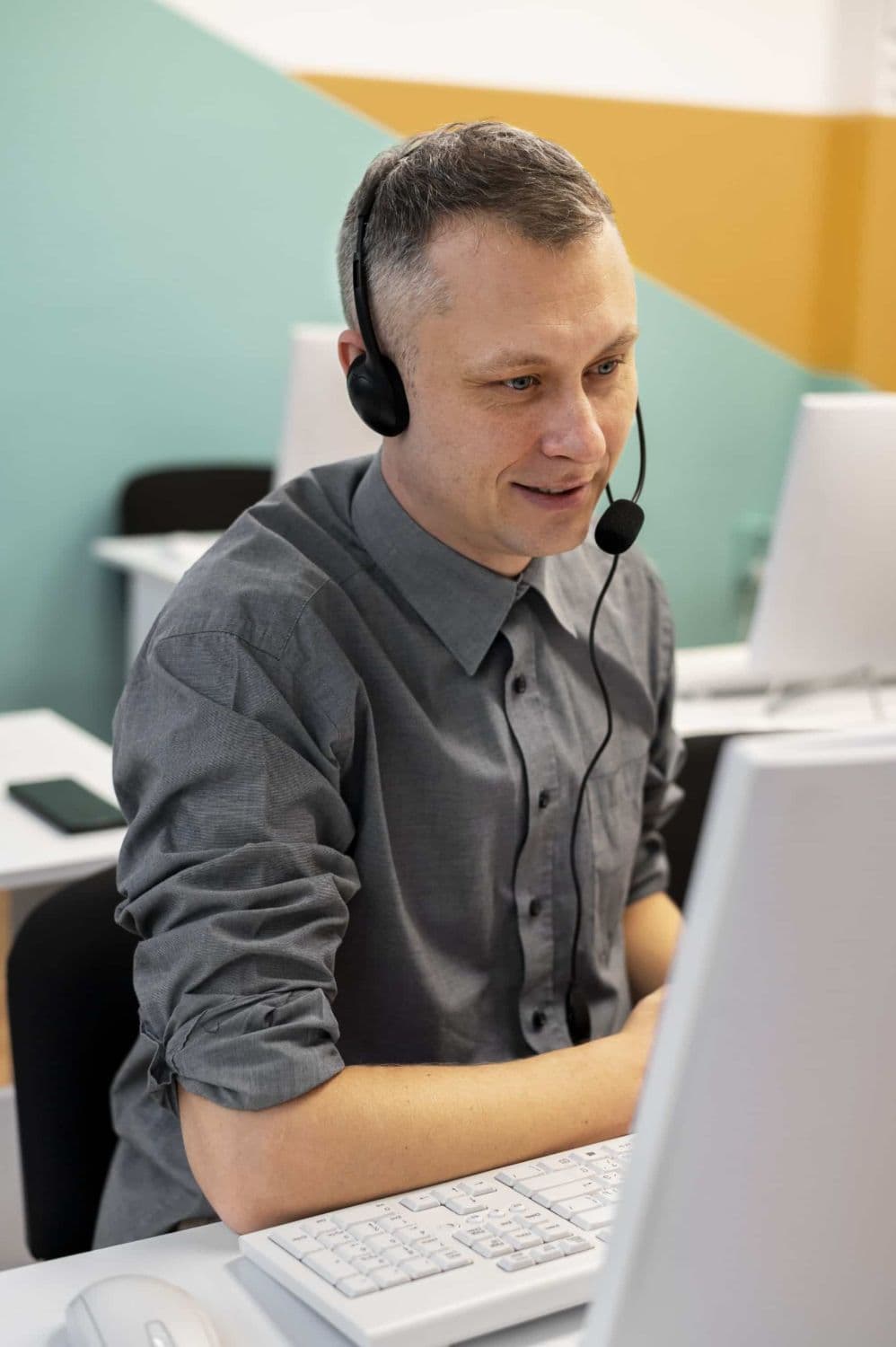 Commissaire à la transformation accompagnant un client par téléphone